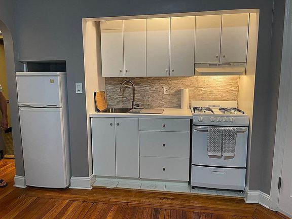 2nd image of 227 E 57th St APT 6E