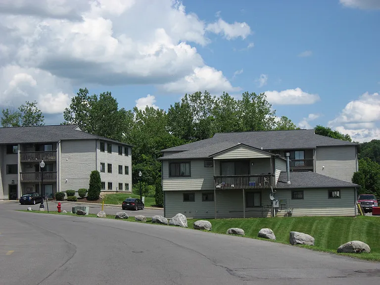 Newbury Apartment Homes — Photo 15