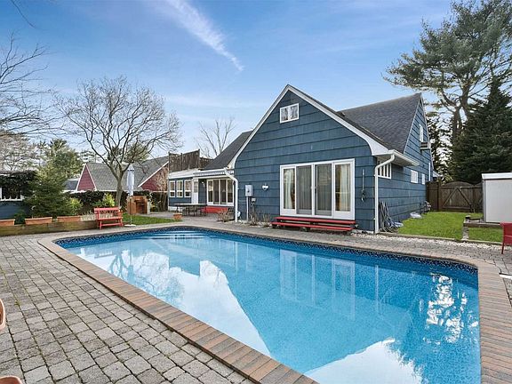 4th image of 10 Stuart Dr E