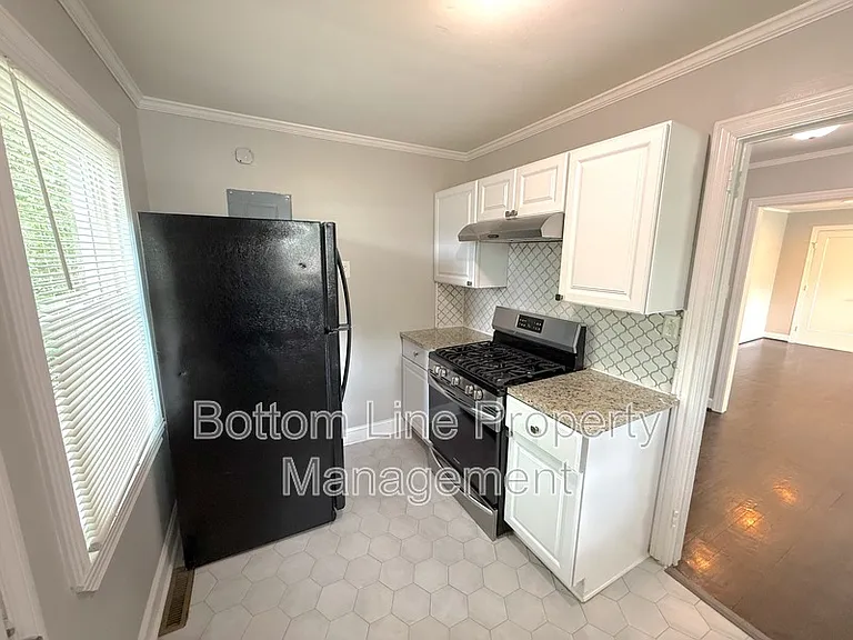 214 S Gardner Ave — Photo 8