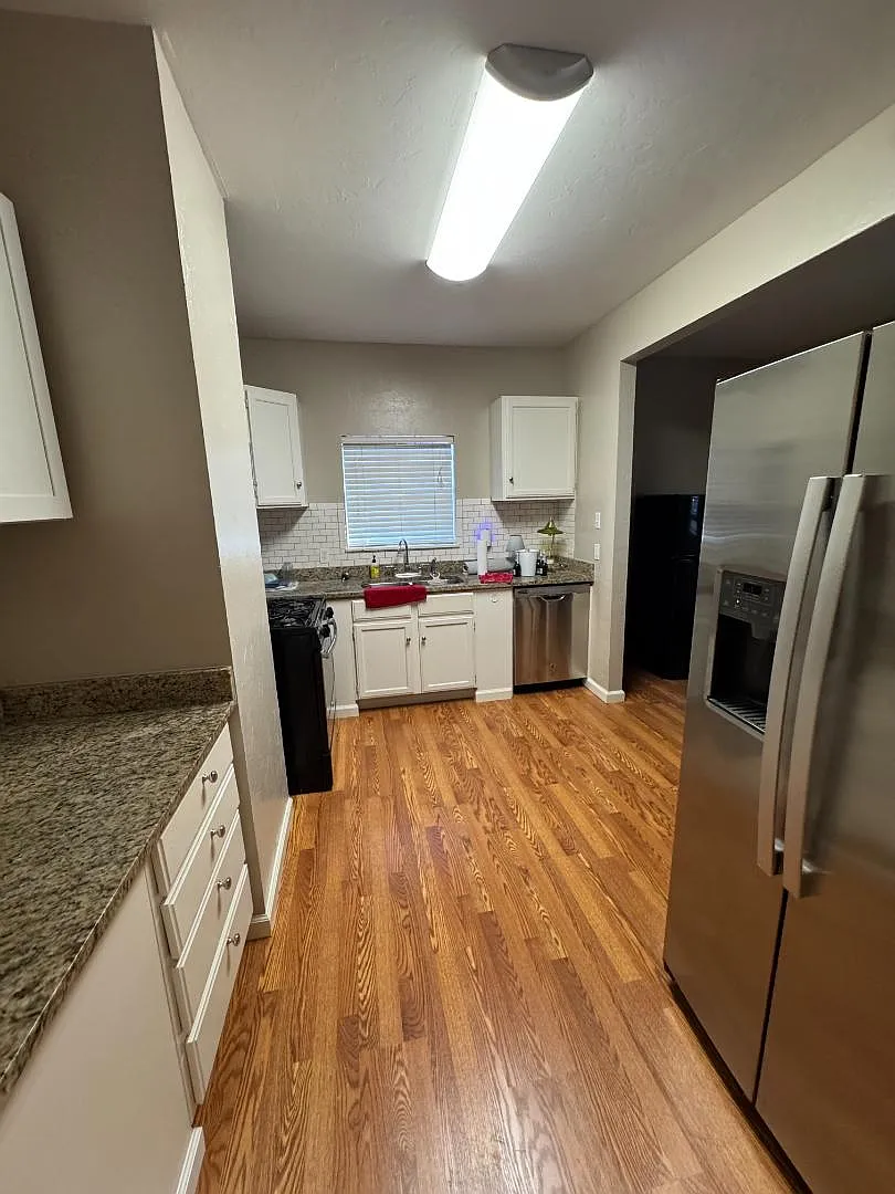 715 Deans Row Ave - 715 — Photo 3