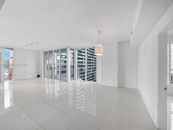 3rd image of 601 NE 27th St APT 1501