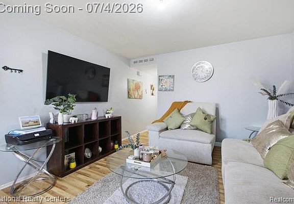 4th image of 16888 Vaughan St