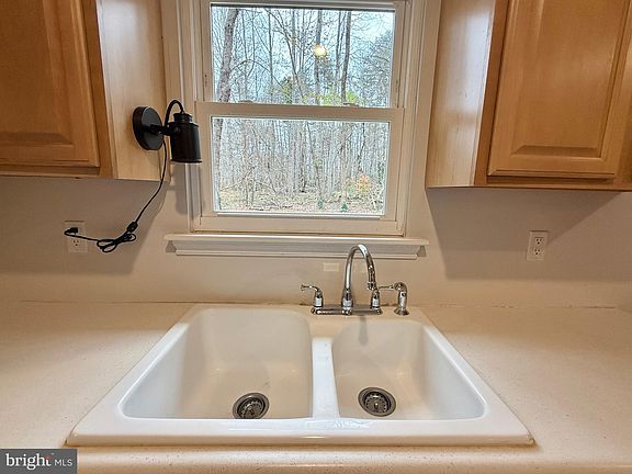 5th image of 60 Redbud Dr