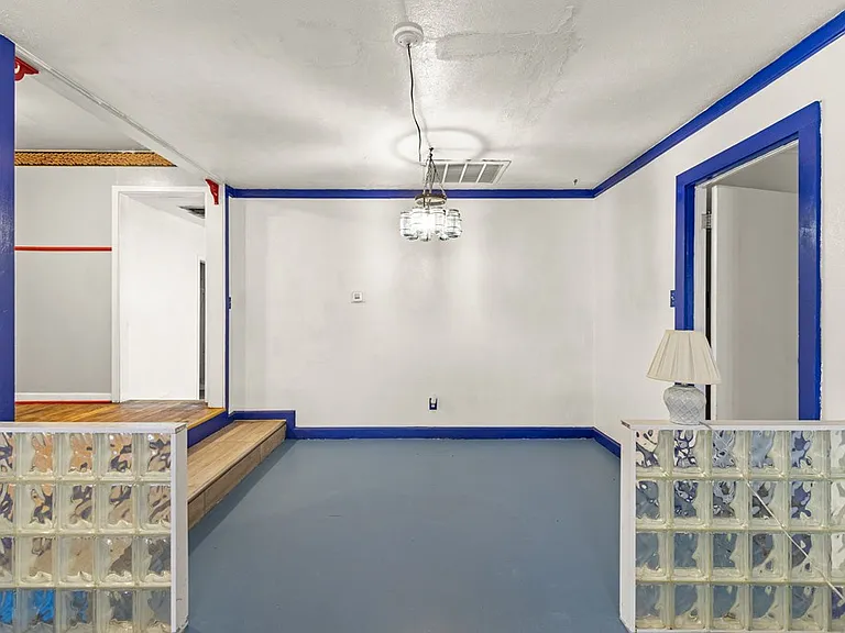 704 S Avenue C — Photo 23