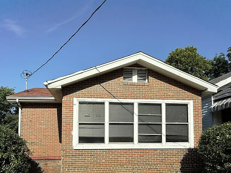 914 18th Way SW — Photo 1