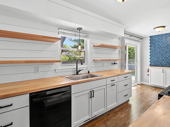 5th image of 1013 Lynn Ave