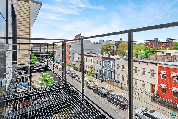 Rented by EXR | media 50