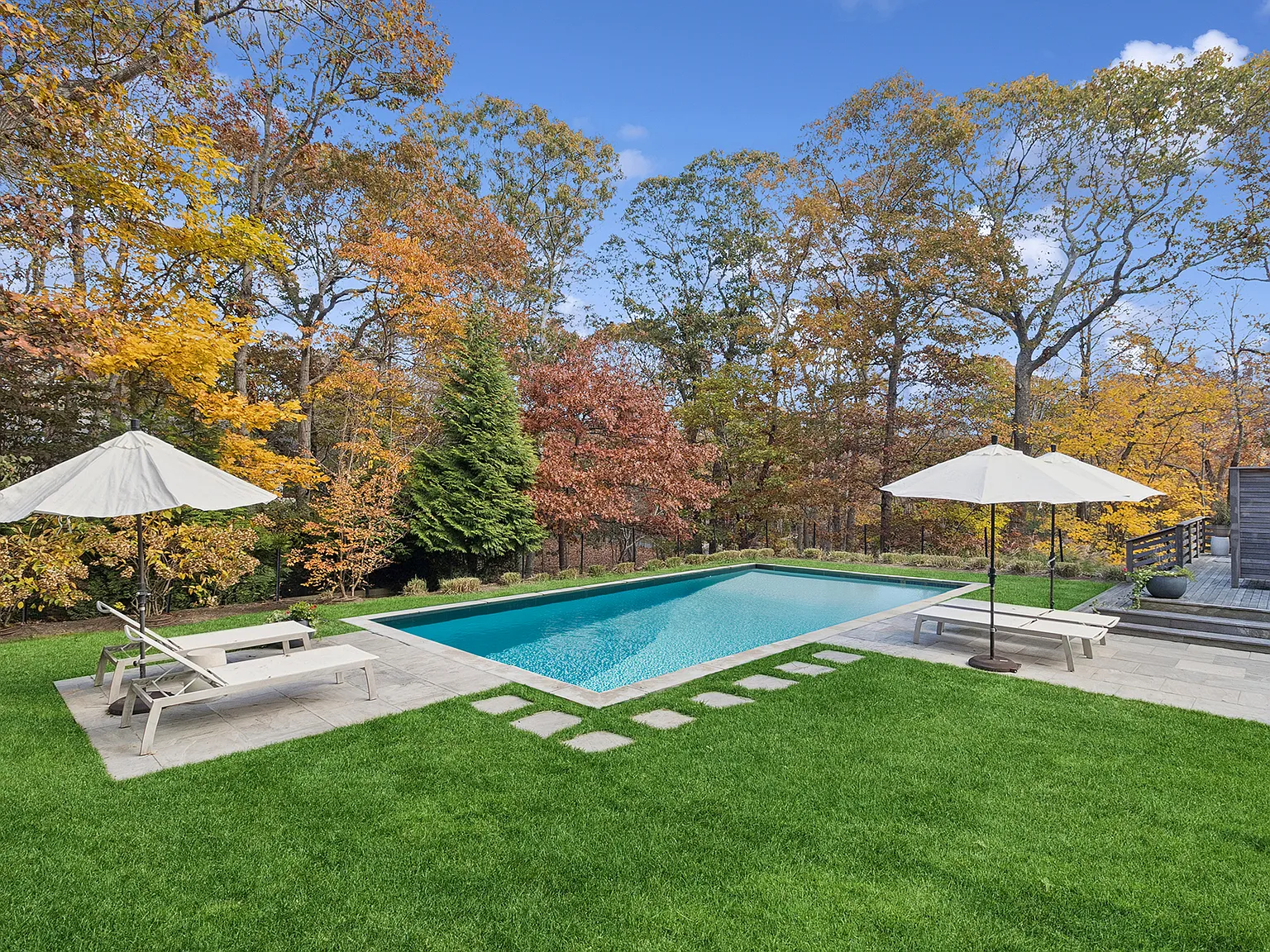 Immaculate Contemporary - Private Bay Beach Access — Photo 2