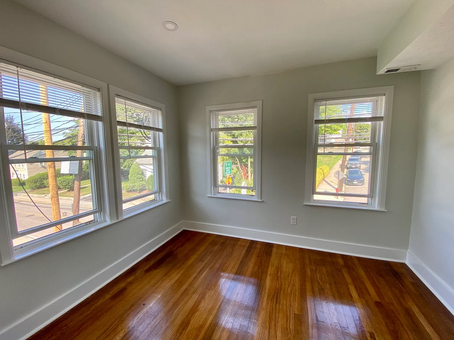 2 bed, 1.0 bath, 9999 sqft, $2,300 — Photo 2