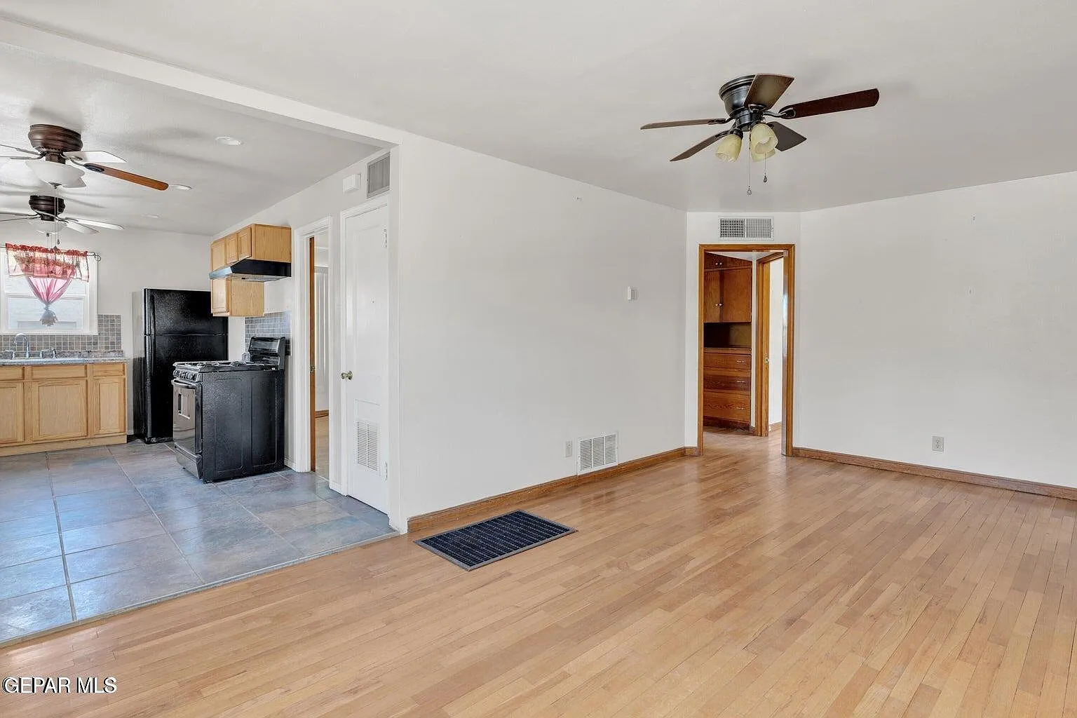 3 bed, 2.0 bath, 1016 sqft, $1,800 — Photo 3