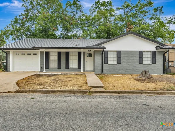 602 N Market St, Hallettsville, TX 77964