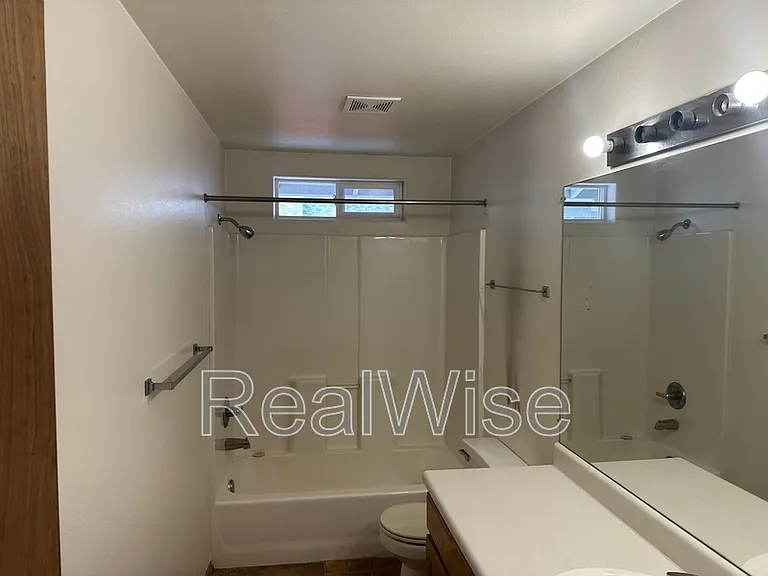 2210 SW Bridge St — Photo 20