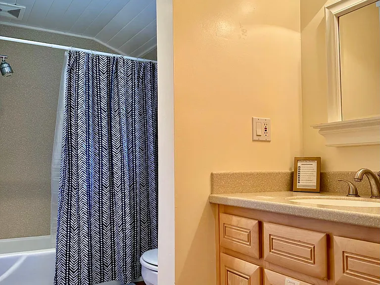 1820 Astor Ave — Photo 8