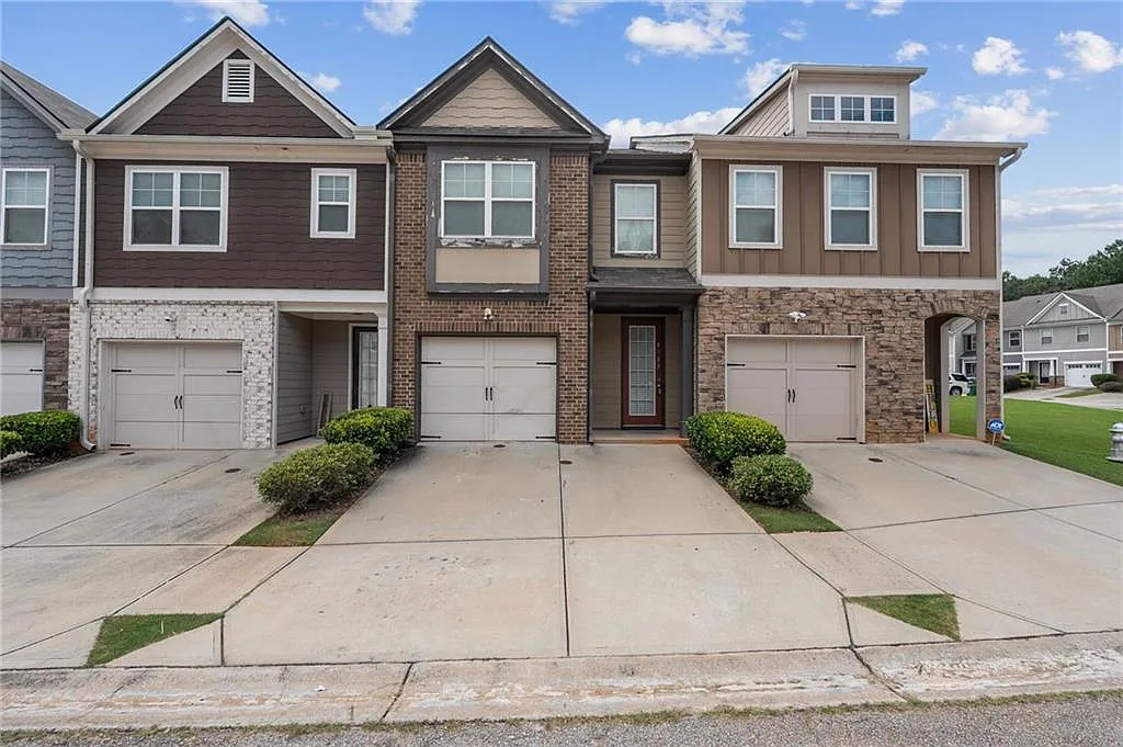 3 bed, 2.5 bath, 1600 sqft, $1,950 — Photo 2
