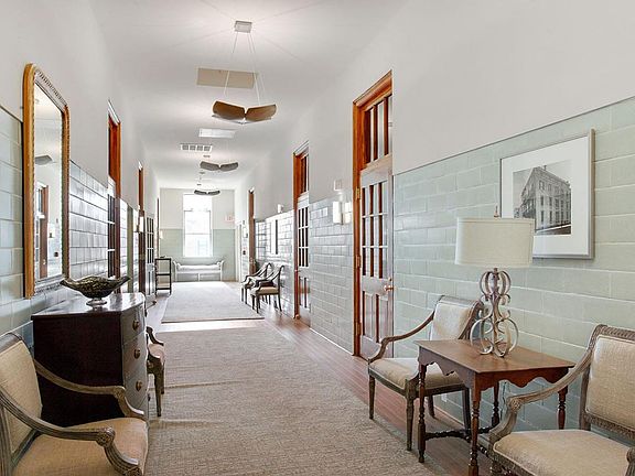 3rd image of 820 Dauphine St APT 105