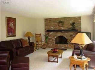 4501 Island View Dr, Fenton, MI 48430