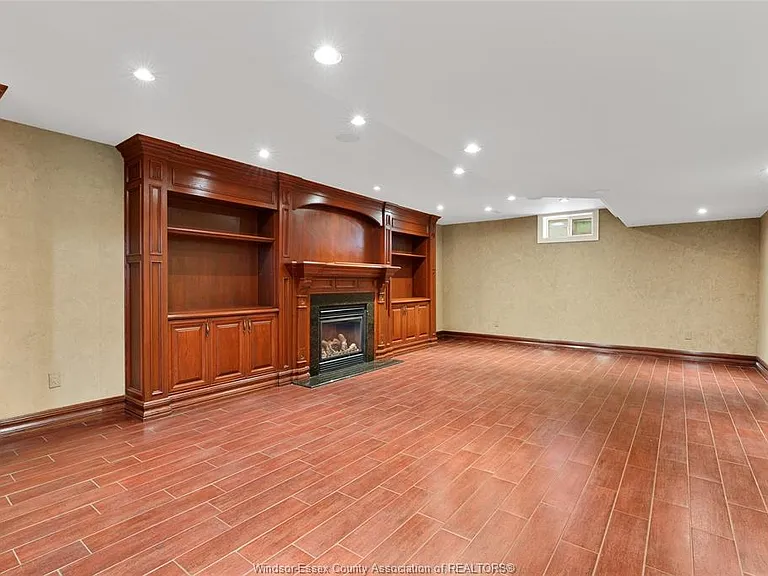 1585 Stoneybrook Cres — Photo 35