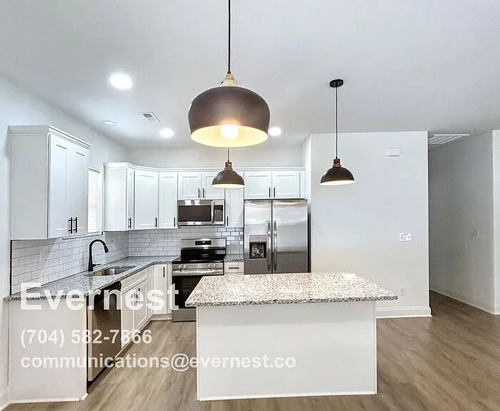 411 S Spargo St — Photo 4