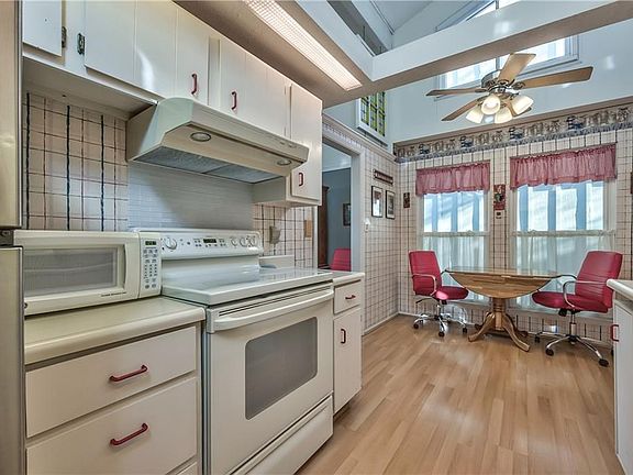 Eat-in Kitchen