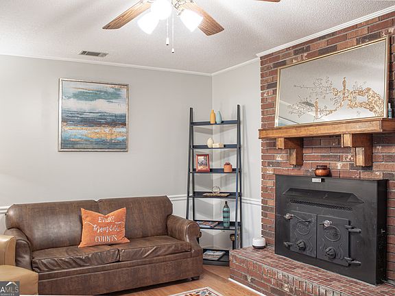 4th image of 306 Meadowlark Cir