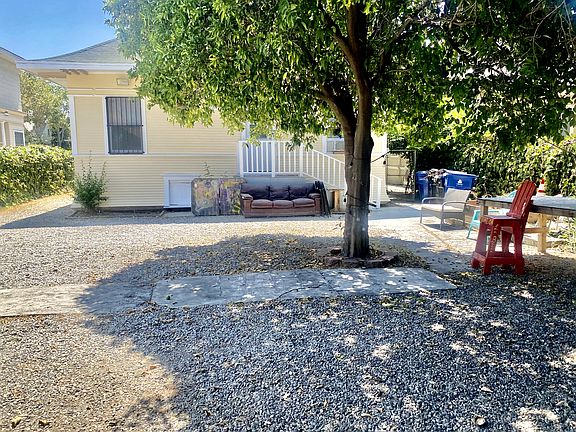 Tree-shaded yard in North University Park - quiet outdoor study space for USC graduates