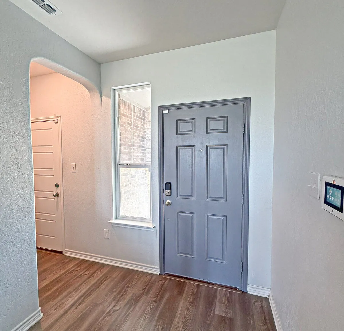 3 bed, 2.5 bath, 1777 sqft, $2,000 — Photo 2