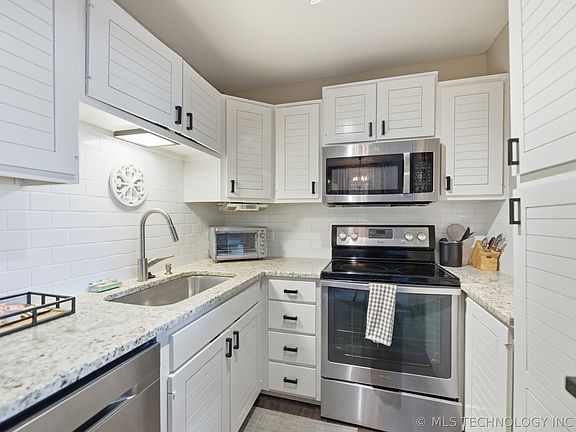 5th image of 3701 Riverside Dr APT 6