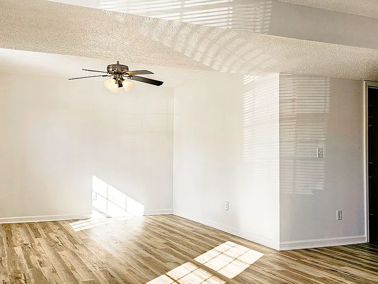 Beautifully updated 4 Bedroom/2 Bathroom downstairs apartment — Photo 37