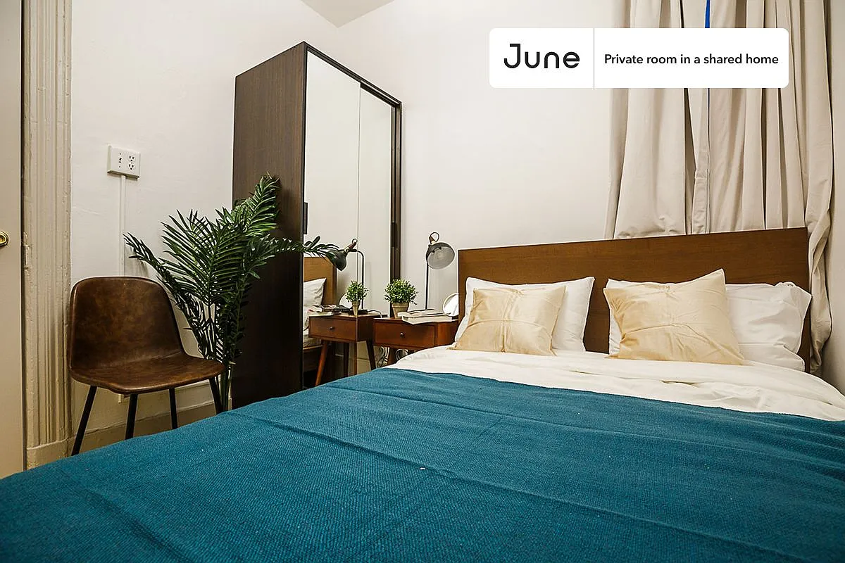 Full bedroom in 5 bed/1 bath home in Hell's Kitchen #183 B — Photo 2