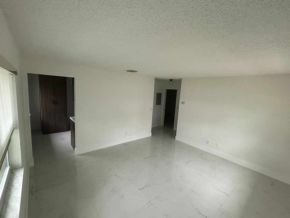 Front entrance to the living room. Brand new flooring