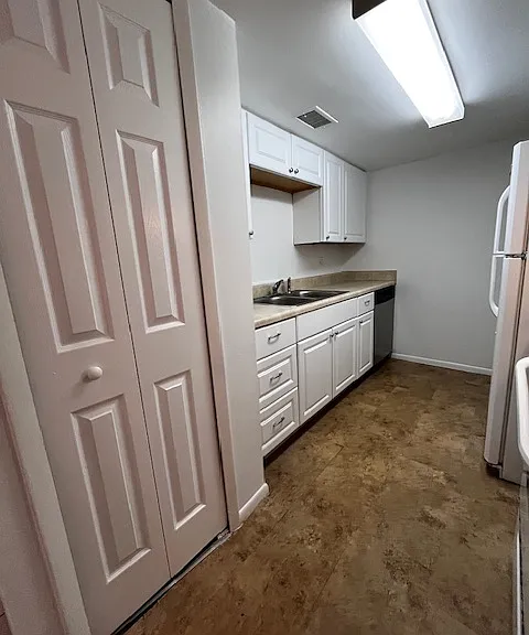 Kitchen - view of sink and counter