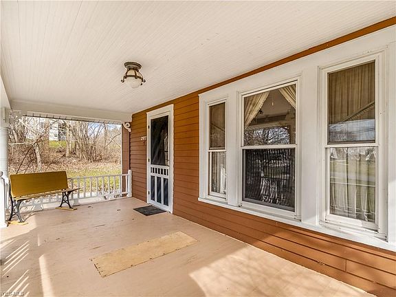 2nd image of 2977 Pleasant St