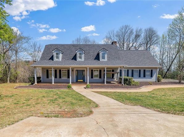 294 Hillcrest Hts, Cornelia, GA 30531