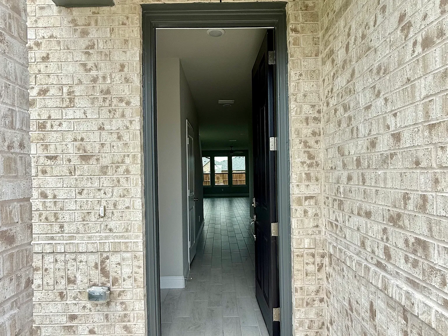 4 bed, 2.5 bath, 2296 sqft, $2,399 — Photo 2