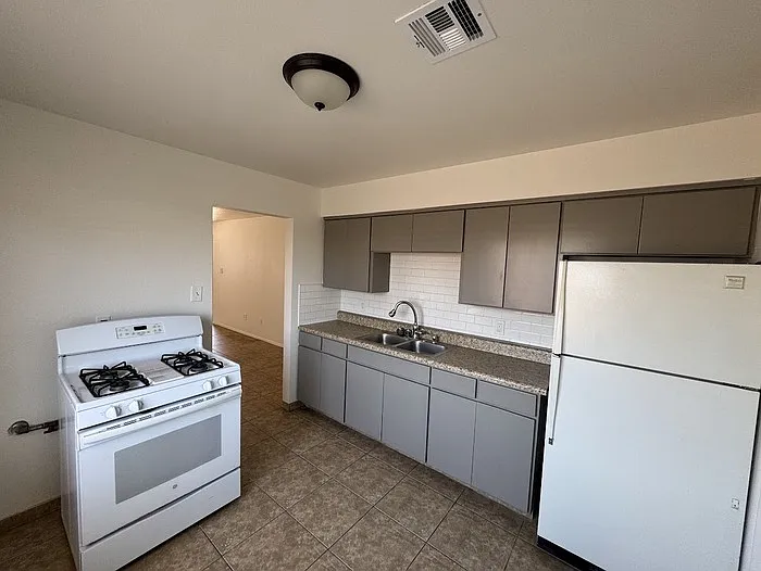 2 bed, 1.0 bath, $1,095 — Photo 3