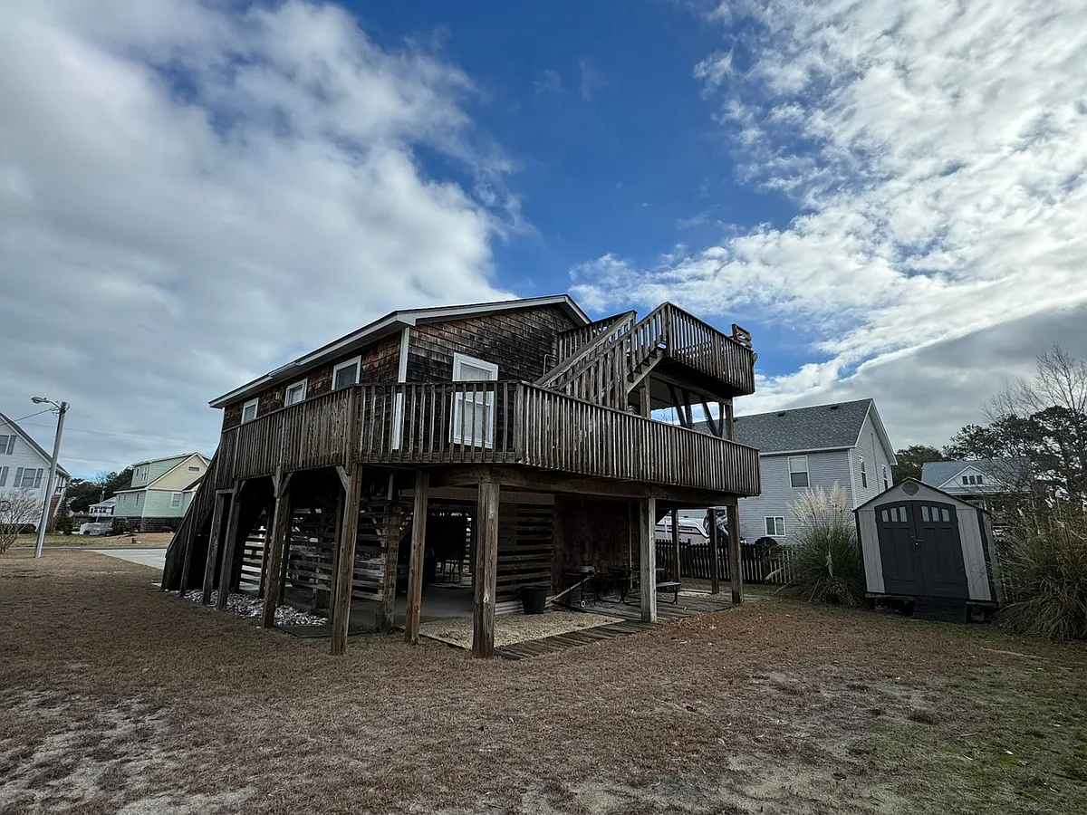 Building Photo - 203 Soundview Dr