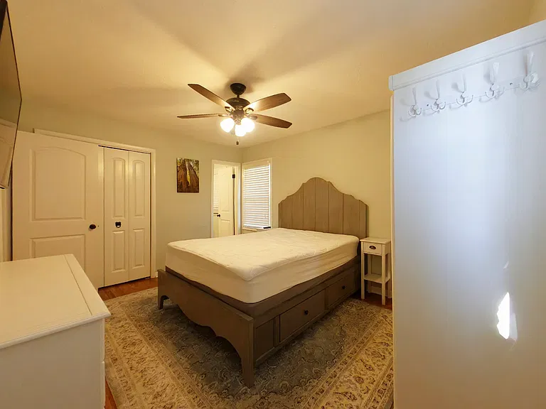 1117 Eisenhower Dr — Photo 12