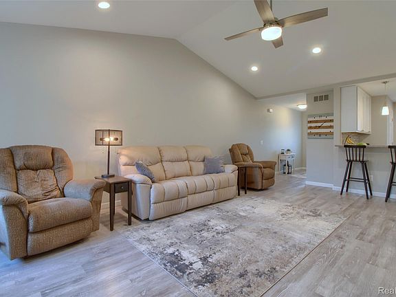 4th image of 792 Meadows Ct