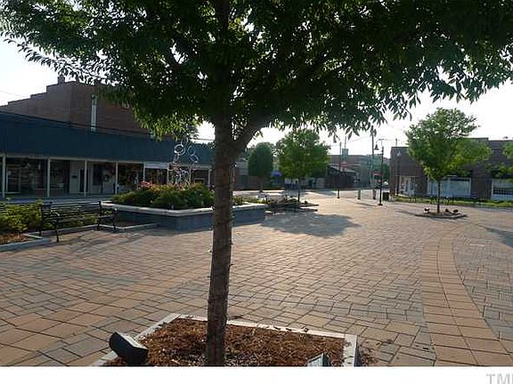 5th image of 378 Ainsley Ct