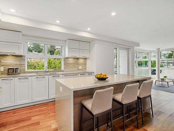 2nd image of 405-1160 Oxford St #405