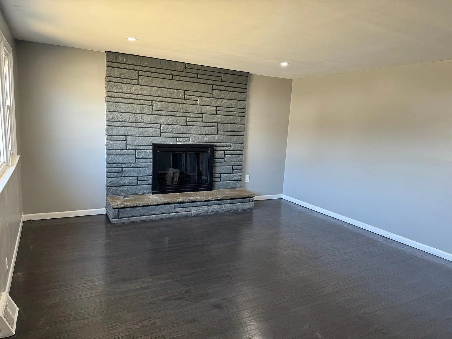 528 Barbara Dr — Photo 2