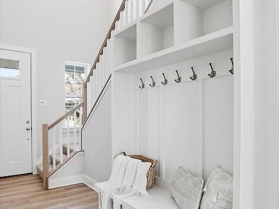 4th image of 533 Forest View Rd