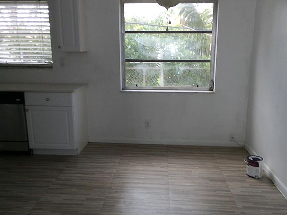 5th image of 2840 Van Buren St