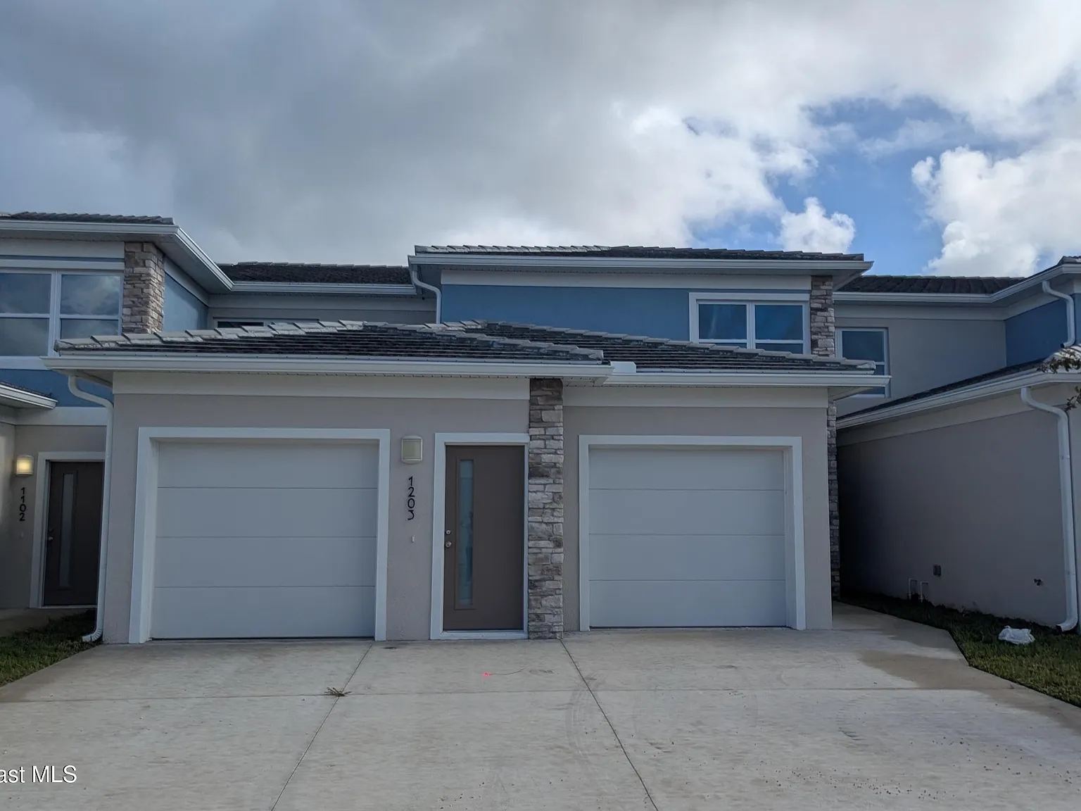3 bed, 2.0 bath, 1208 sqft, $2,075 — Photo 1
