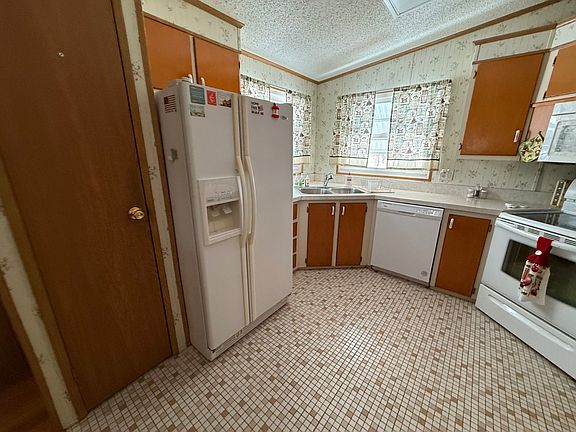2nd image of 452 Wedgewood Ct