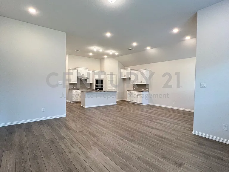 1310 Sundance Ln — Photo 3