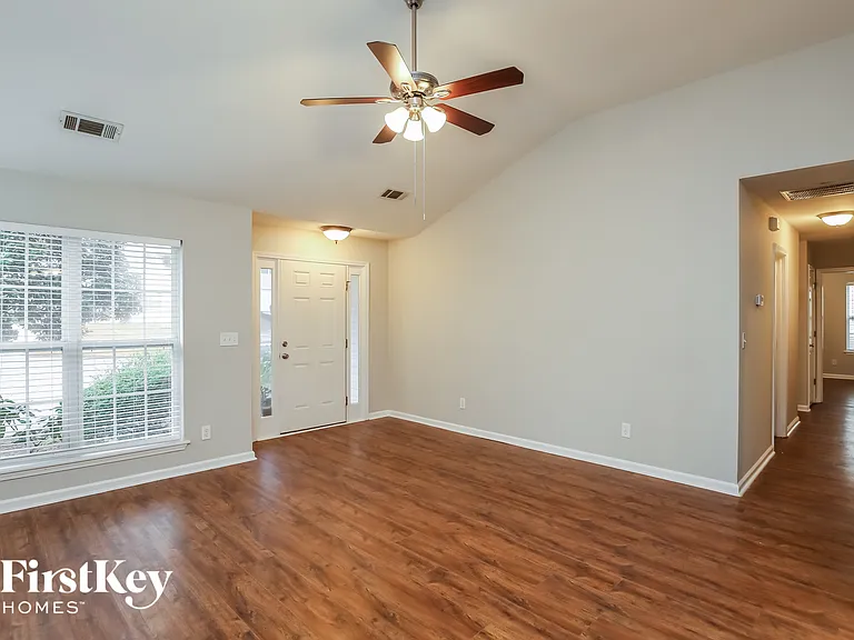 900 Charleston Ct — Photo 2