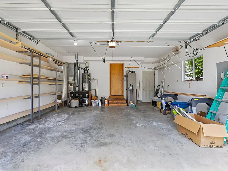 2535 Jones Ave NE — Photo 37