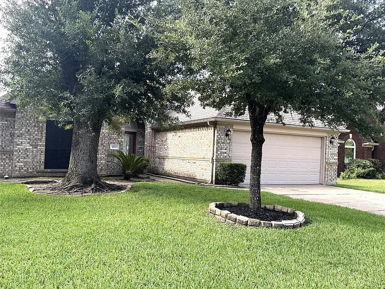 10023 Hickory Trail Ln — Photo 2